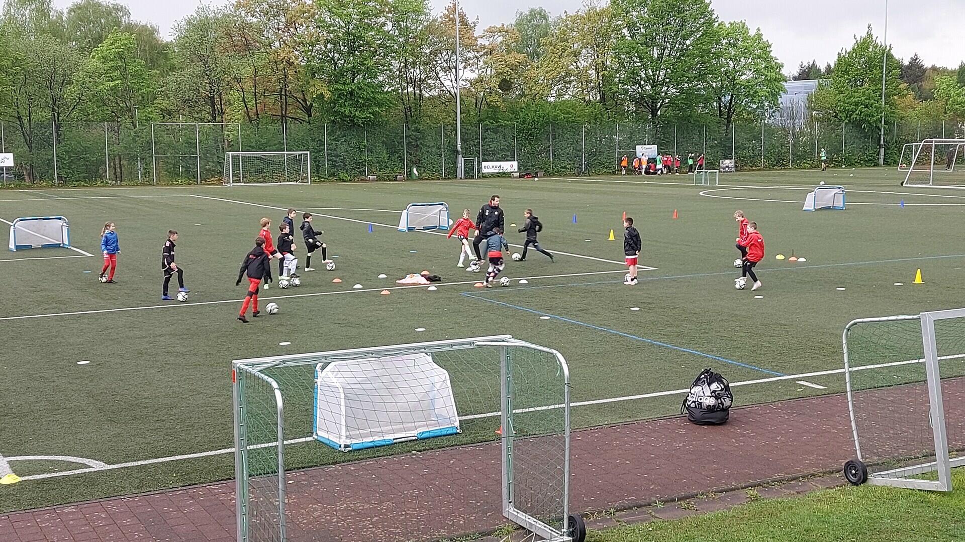 Unsere E-Jugend beim Training unter Anleitung eines erfahrenen DFB-Jugendtrainers