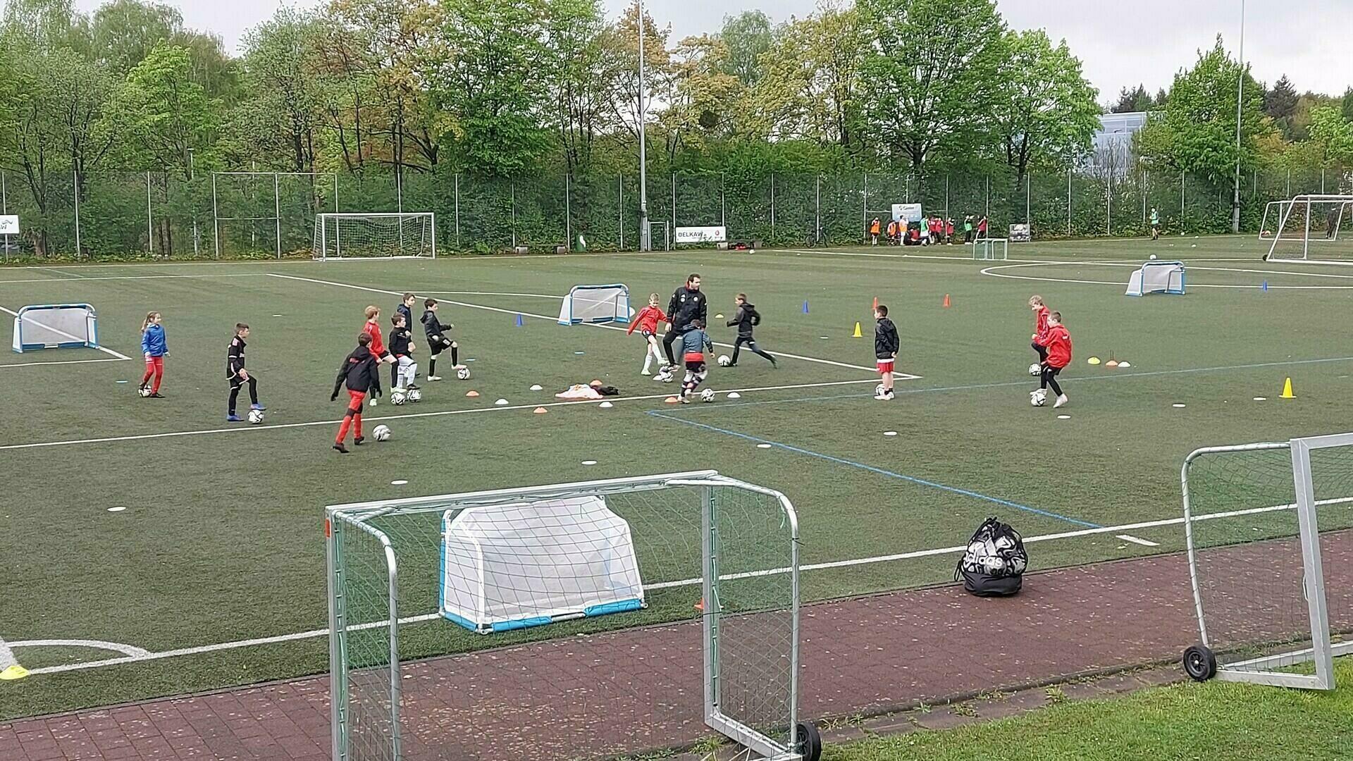Unsere E-Jugend beim Training unter Anleitung eines erfahrenen DFB-Jugendtrainers Unsere E-Jugend beim Training unter Anleitung eines erfahrenen DFB-Jugendtrainers